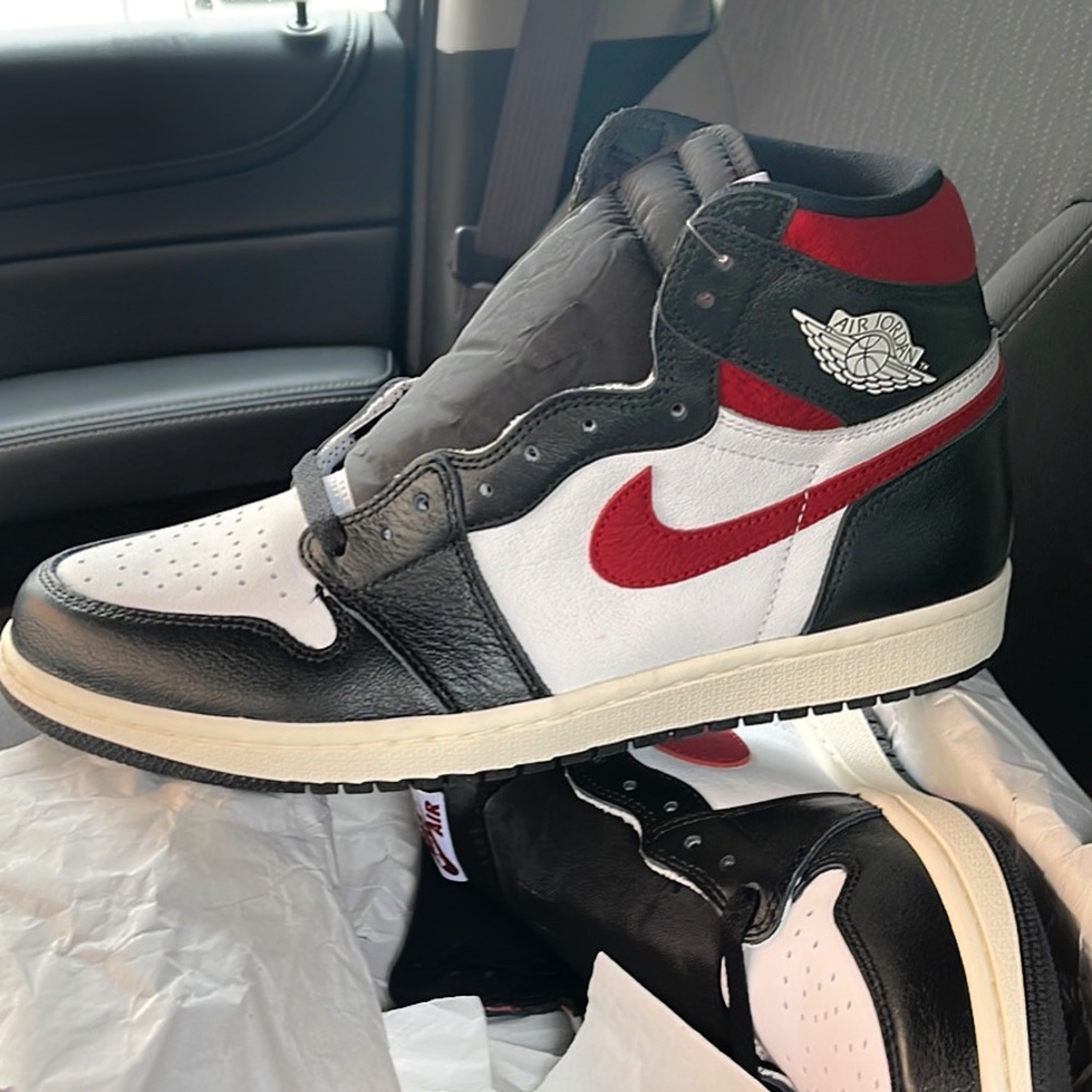 Sz 10.5 — Jordan 1 Retro High Black Gym Red